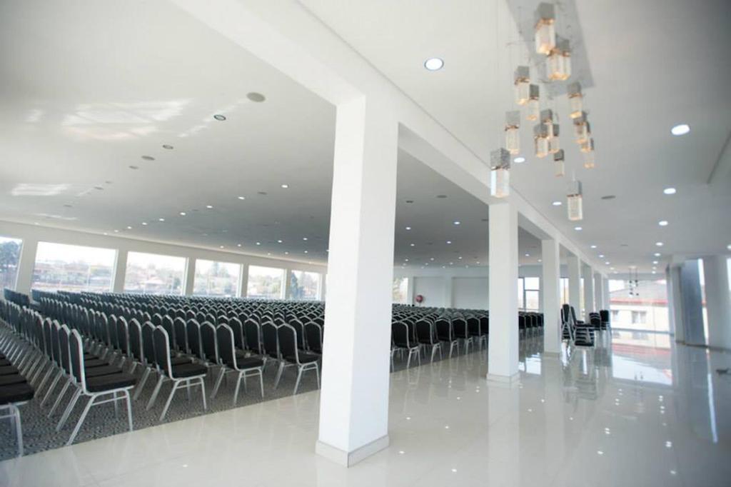 The Lakes Hotel & Conference Centre Benoni Exteriör bild